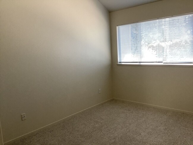 Building Photo - Centrally Located 2 Bedroom Townhome