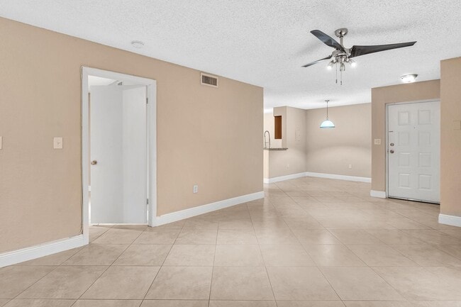 Building Photo - 2831 N Oakland Forest Dr