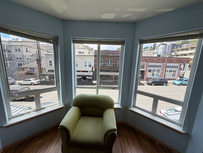 Building Photo - Bright Studio in Queen Anne!