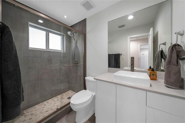 Building Photo - 1190 SW 14th Dr
