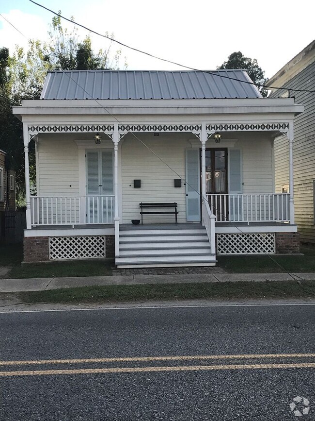 Building Photo - 604 Mississippi St