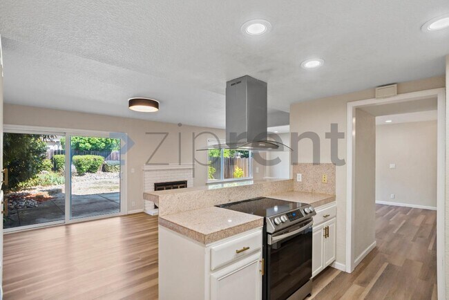 Building Photo - 2472 Camino de Jugar