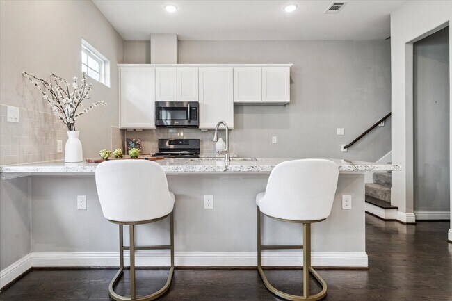 Building Photo - 5443 Camaguey St