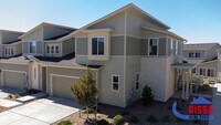 Building Photo - Beautiful, modern townhouse with primary b...