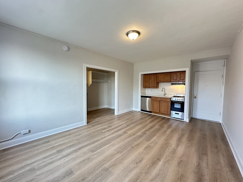 Building Photo - 3335 W Diversey Ave