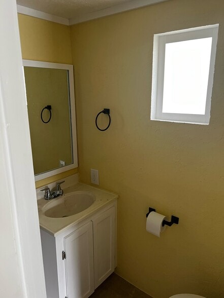 bath 1 - 129 Osage St