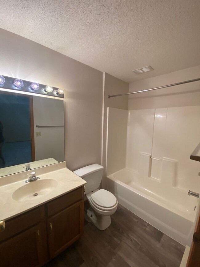 Building Photo - 3 bedroom, 2 bath Townhome located in Sout...