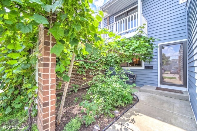 Building Photo - 411 Hickory Dr