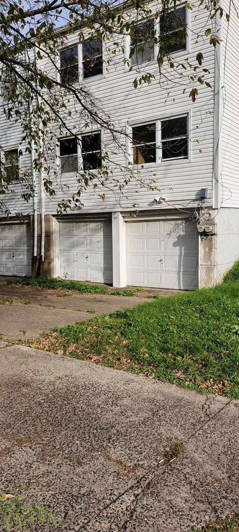 Building Photo - 8800 Cottage St