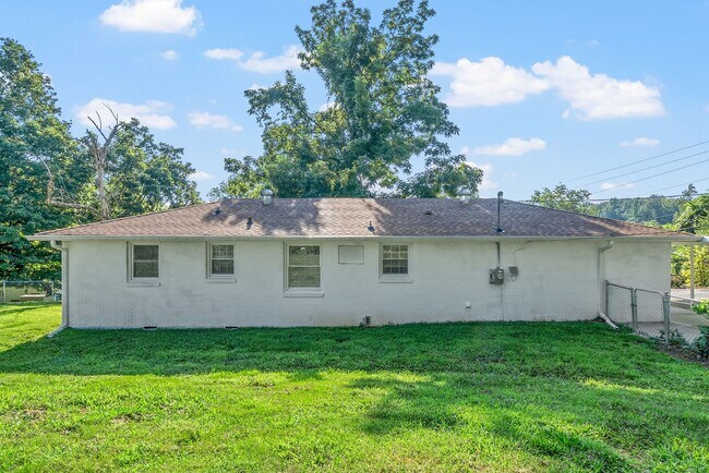 Building Photo - 1872 River Rd