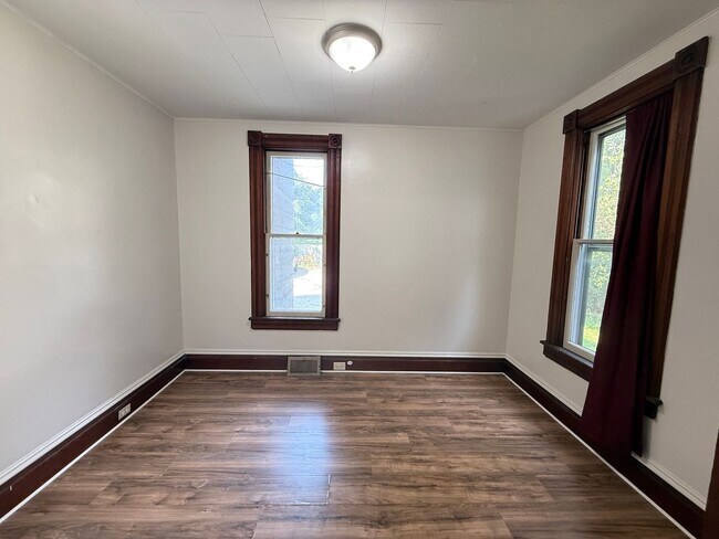 Building Photo - 306 N Elm Ave