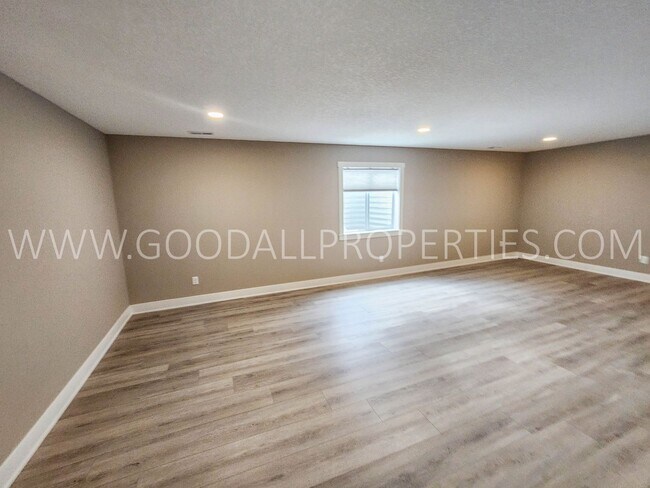 Building Photo - Newer 4 Bedroom, 3 Bath 3 car garage Home in Waukee with a 3-Car Garage