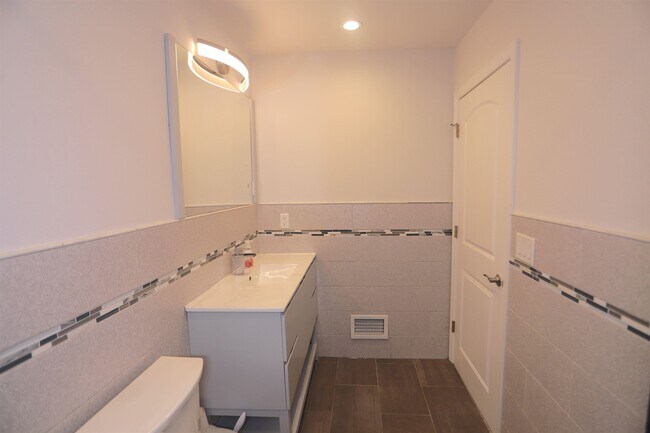 Building Photo - 106 Poplar St