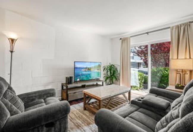 Building Photo - FULLY FURNISHED home available now.