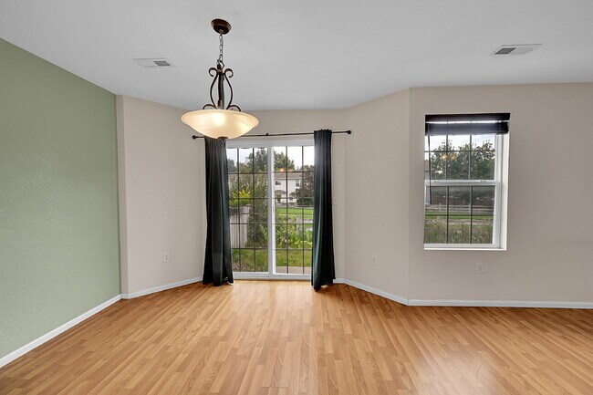 Building Photo - $2,395 - 3 Bed, 2 Bath End Unit Townhome w...