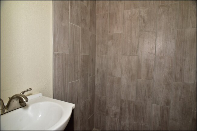 Building Photo - 2111 Portland Ave