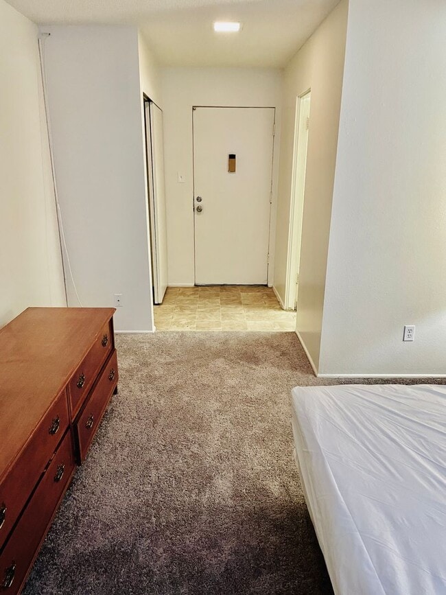 Building Photo - Studio Apartment on Las Vegas Strip - Close to all of the Excitement & More!!