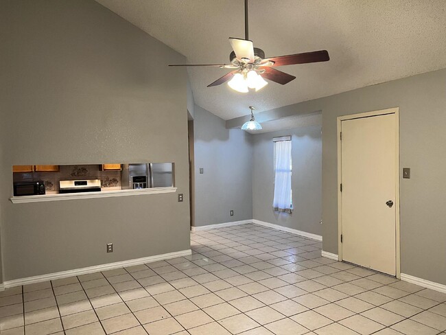 Building Photo - West El Paso, Scenic Heights. 3 bedrooms, ...