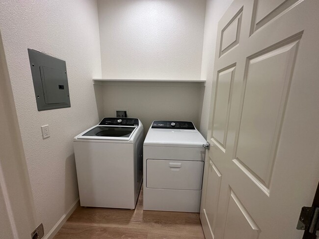 Building Photo - Newly Renovated 3 Bedroom 2 Bathroom Close to Town