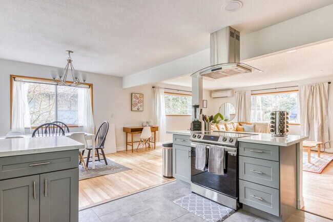 Building Photo - 3201 SW Sherwood Pl