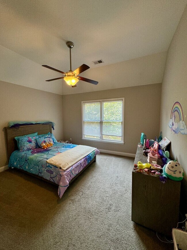 Building Photo - AVAILABLE AUGUST 23.  Spacious 5BR Home in...