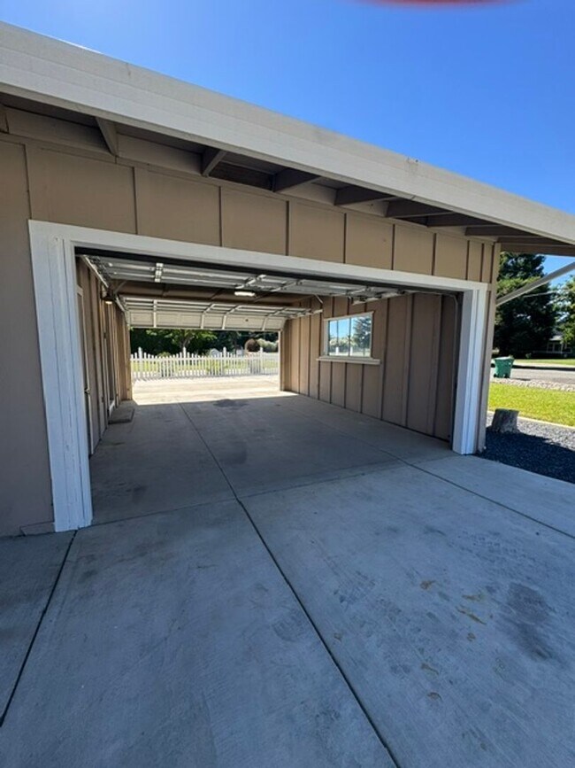 Building Photo - Beautiful 4 Bedroom 2 Bathroom Home with Solar!