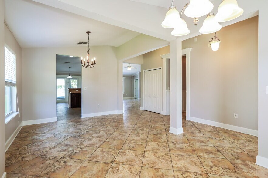 Building Photo - 2732 Woodsdale Dr