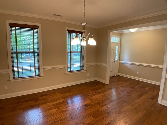 Building Photo - Absolutely Gorgeous and Spacious in Renais...