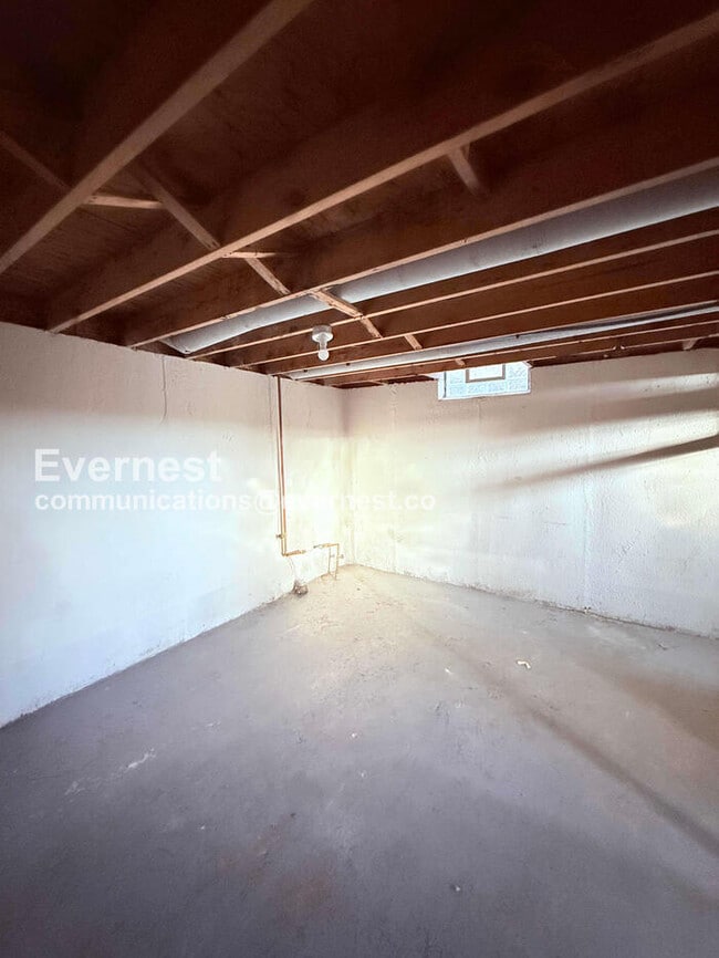 Building Photo - 4 Bed/1 Bath Home with Off-Street Parking / Pet-Friendly / Vouchers Accepted / Available Now!