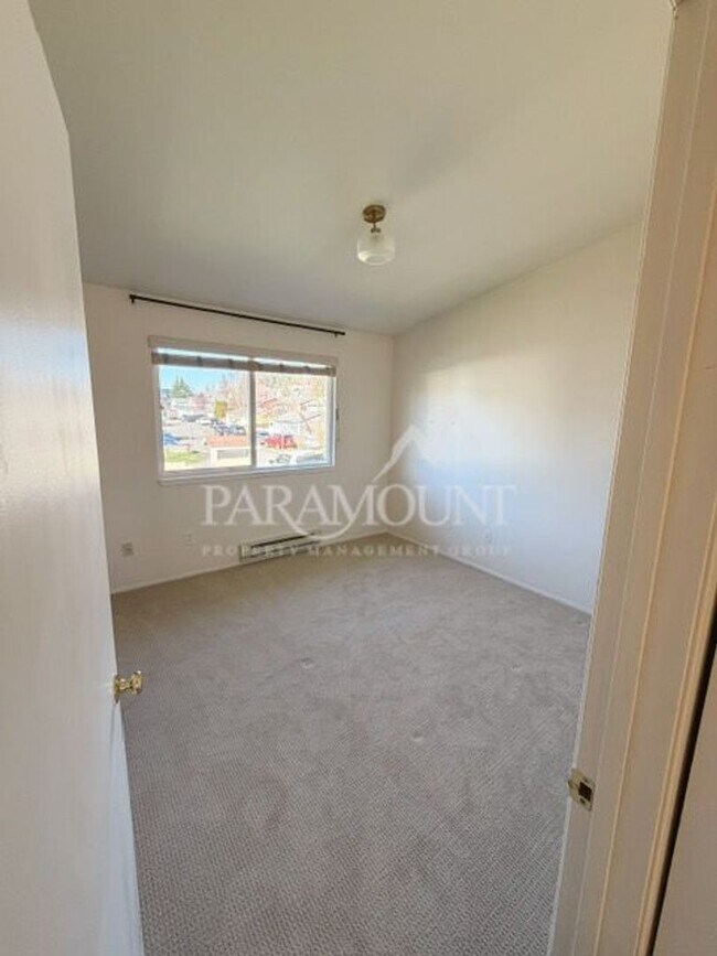 Building Photo - 155 NE Myreboe St