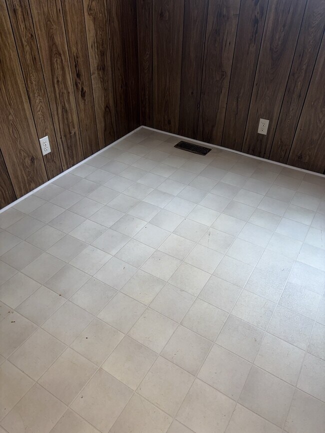 Building Photo - 2 Bedroom 1 Bathroom