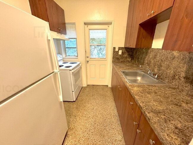 Building Photo - 501 SE 12th Ct