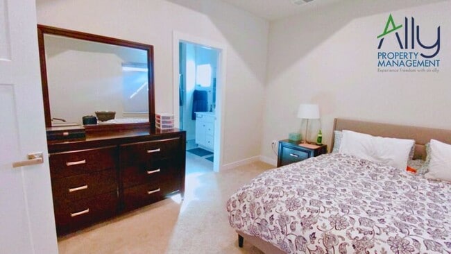 Building Photo - 3272 Village Park Ave