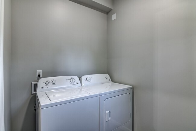 Building Photo - 4 bed, 2 bath