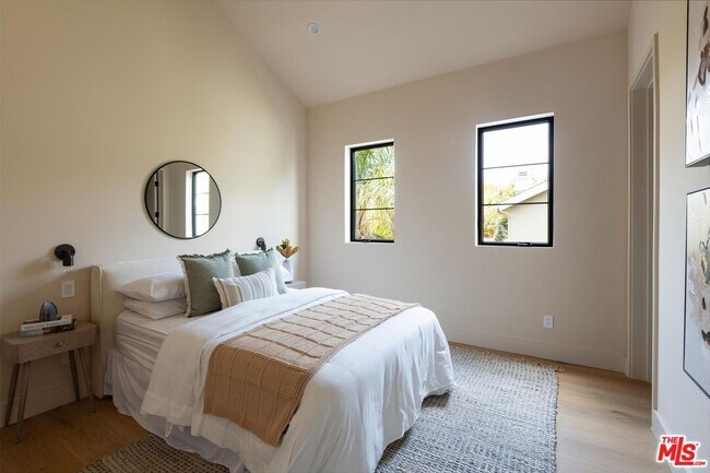 Building Photo - 11748 La Maida St