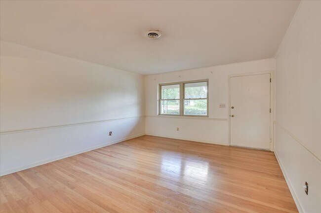 Building Photo - 1654 Pendleton Rd