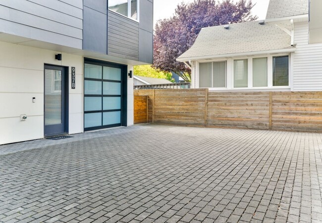 Building Photo - Modern 3 bed/ 2.5 bath townhome in Ballard!