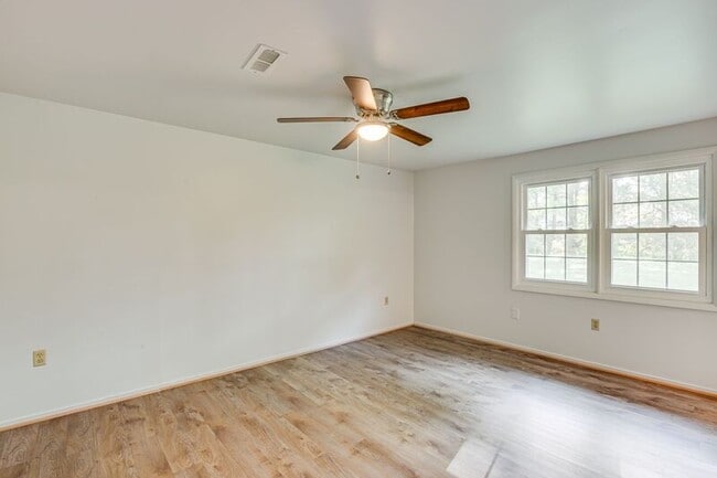 Building Photo - 825 Barkley Dr