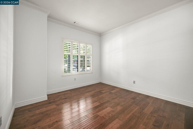 Building Photo - 5022 Lakeview Dr
