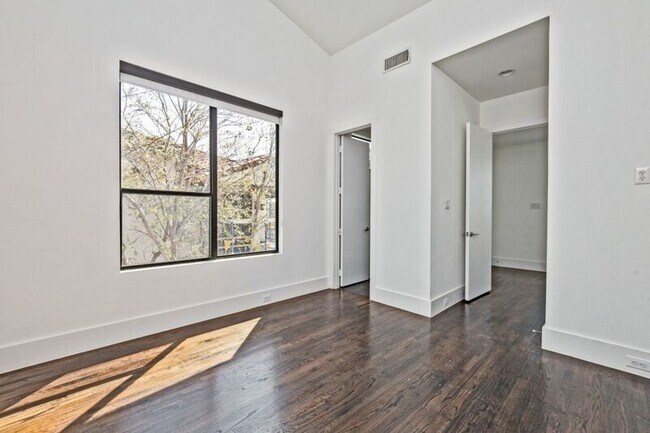 Building Photo - 2522 N Henderson Ave