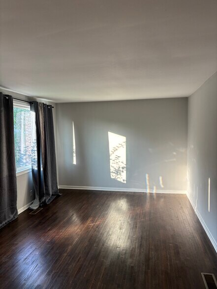 Building Photo - 627 Rowan Dr