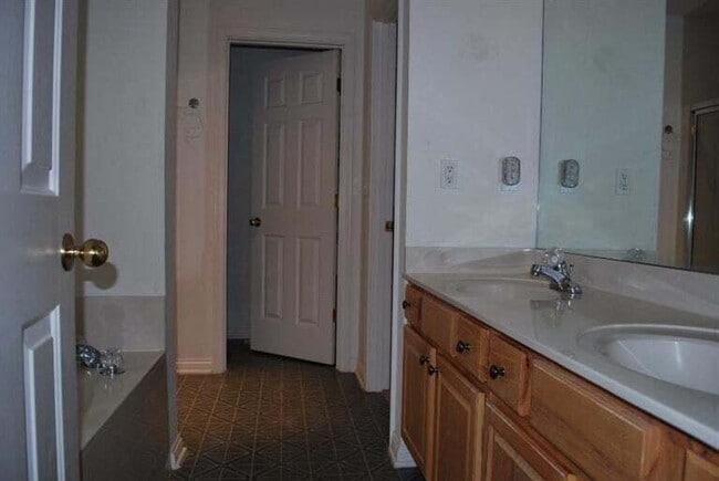 Building Photo - 581 Forest Hill Dr