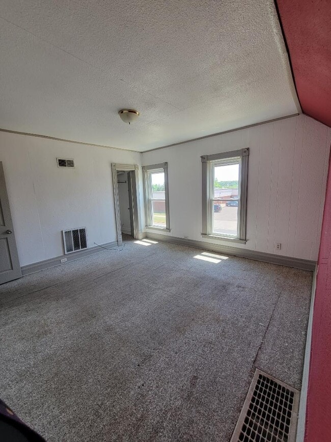 Building Photo - 1006 E 2nd St