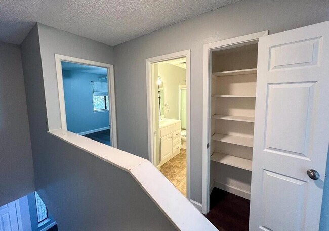 Building Photo - 16 Cape Dr NW