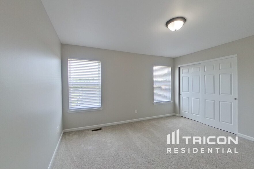 Building Photo - 218 Roxbury Dr