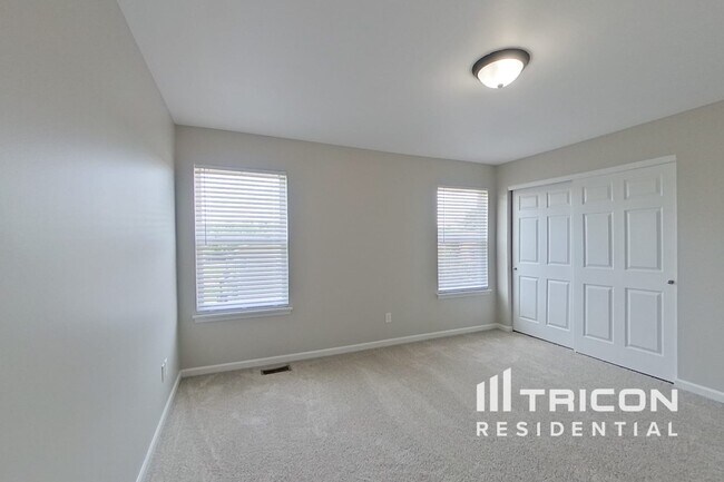 Building Photo - 218 Roxbury Dr