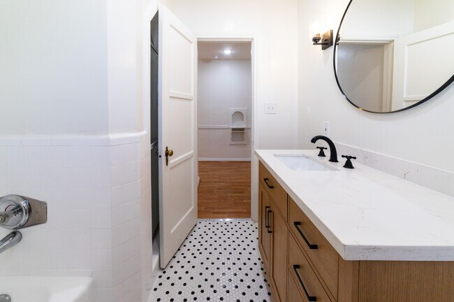 Building Photo - 452 S New Hampshire Ave