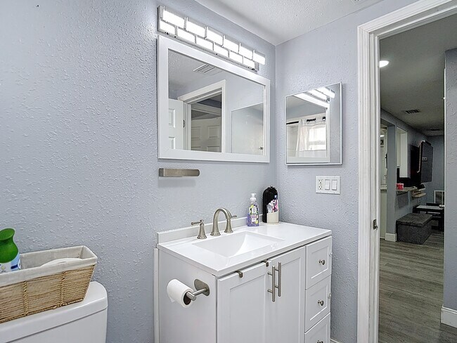 Building Photo - 5913 Appletree Rd