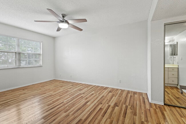 Building Photo - 1507 SE Royal Green Cir