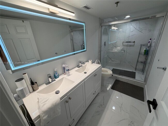 Building Photo - 7290 Kinghurst Dr